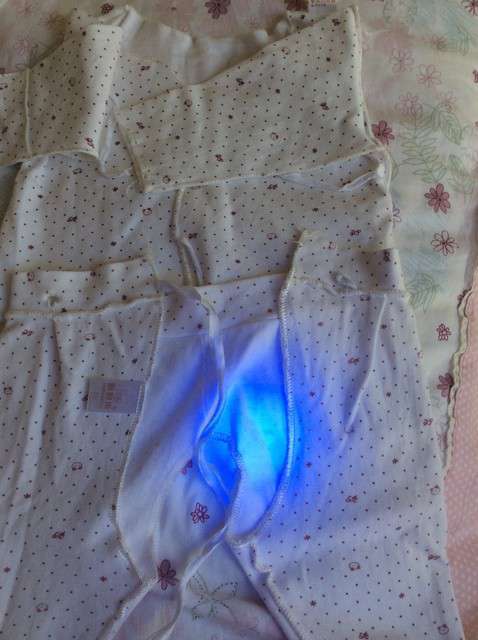  寶媽買了紫光手電，衣服上好多熒光劑，看的心慌害怕