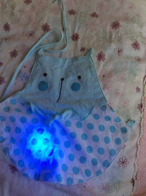  寶媽買了紫光手電，衣服上好多熒光劑，看的心慌害怕